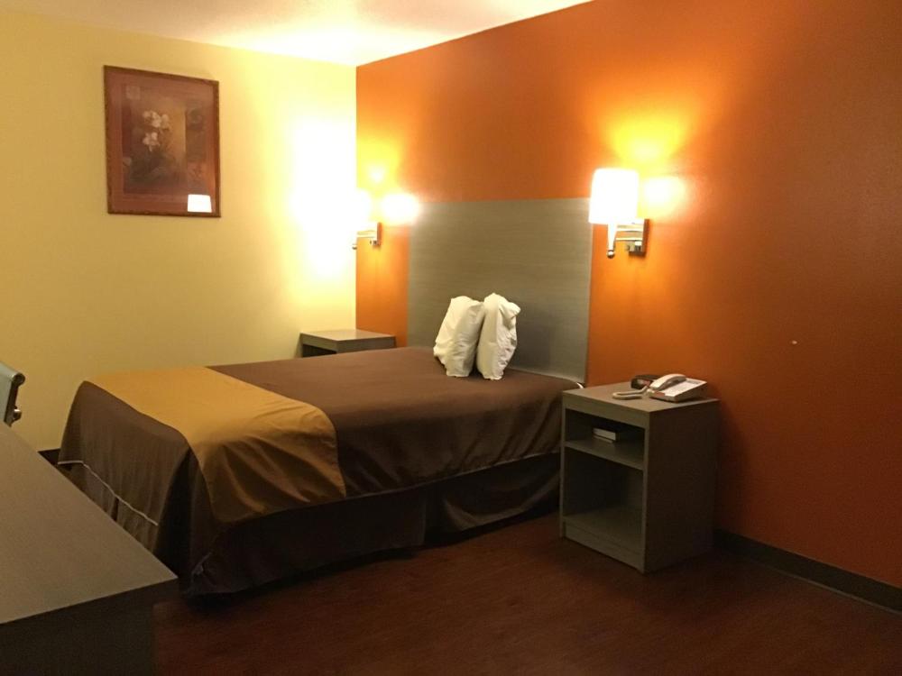 Queen Room - Non-Smoking interior